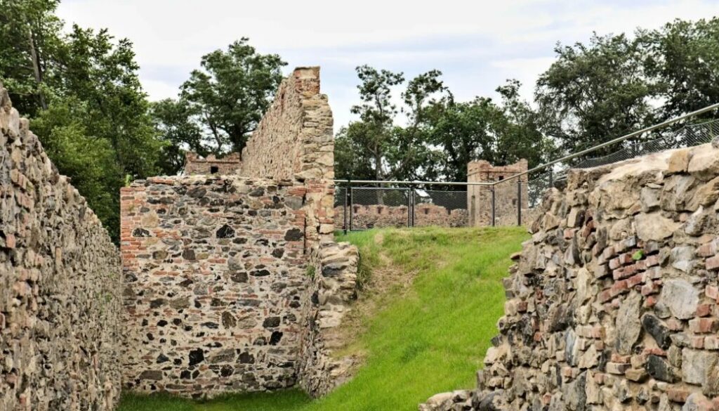 Denkmalsanierung: instand gesetzte Burgmauern aus Bruchstein- und Mischmauerwerk mit Kalkfugen