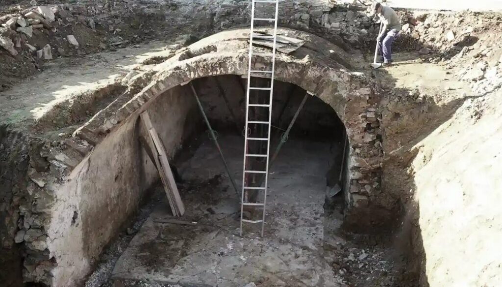 Von oben freigelegtes Gewölbe eines alten Erdkellers während der Sanierung